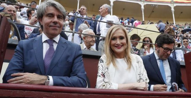 Cristina Cifuentes y su portavoz de Gobierno, Ángel Garrido, en la feria de San Isidro el pasado mes de junio /EFE