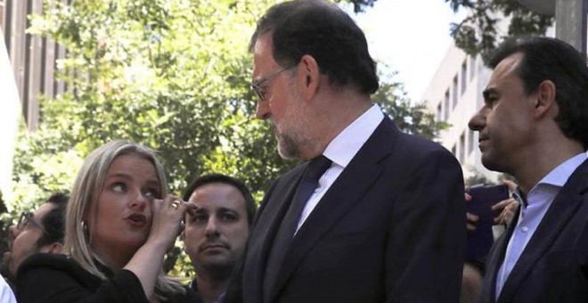 Marimar Blanco habla con Mariano Rajoy en el homenaje a su hermano. | JUAN CARLOS HIDALGO (EFE)