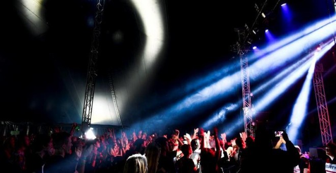 Asistentes al festival Bravalla en Norrkoping, Suecia, bailan frente al escenario EFE/EPA/Pontus Lundahl SWEDEN OUT