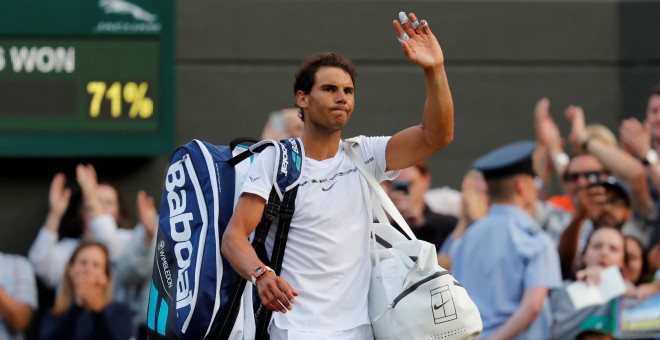 Rafa Nadal saluda a los aficionados en su adiós a Wimbledon en los octavos de final. /REUTERS