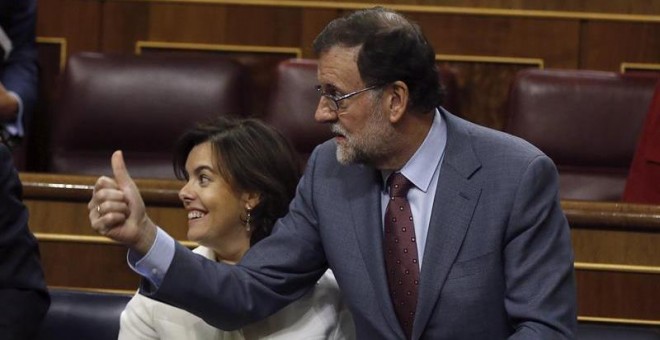 El presidente del Gobierno, Mariano Rajoy y la vicepresidenta, Soraya Sáenz de Santamaría, durante el pleno del Congreso. /EFE