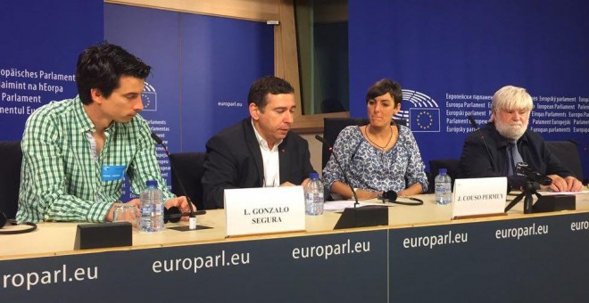 El exteniente Segura en el Parlamento Europe, acompañado de los eurodiputados Javier Couso y Lola Sánchez