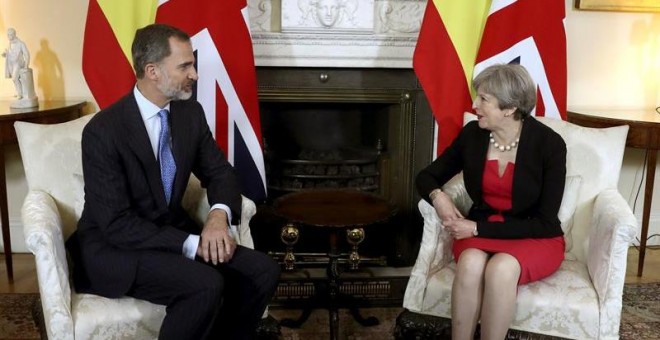 El rey Felipe junto a la primera ministra británica, Theresa May, en el 10 de Downing Street. /EFE
