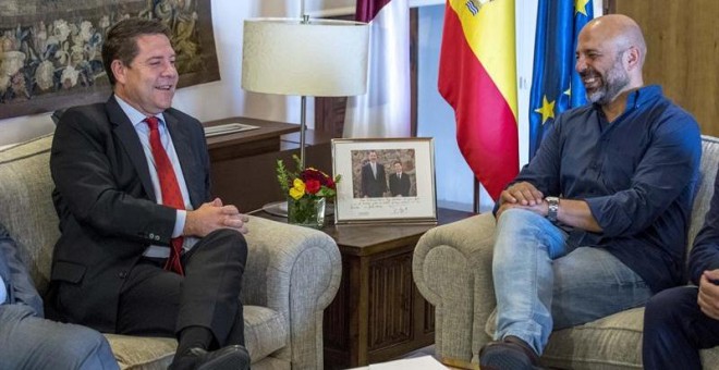 El presidente de Castilla-La Mancha, Emiliano García-Page (i), durante la reunión mantenida con el secretario general de Podemos en la región, José García Molina, hoy en el Palacio de Fuensalida de Toledo./EFE