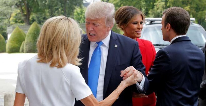 Trump saluda a Emmanuelle Macron en París. | MICHEL EULER (REUTERS)