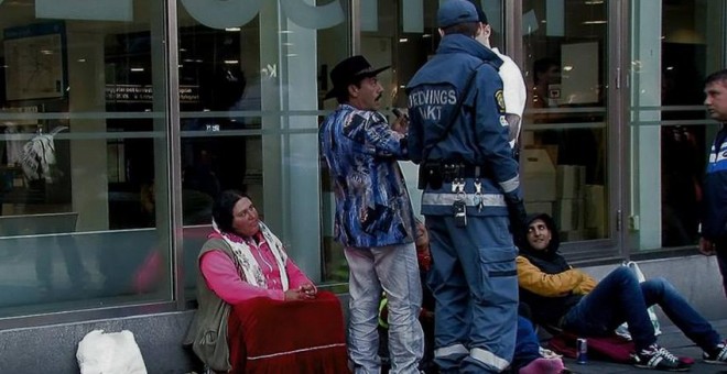 Guardias privados de seguridad identifican a un grupo de músicos gitanos de origen rumano, en el centro de Estocolmo./Ferran Barber