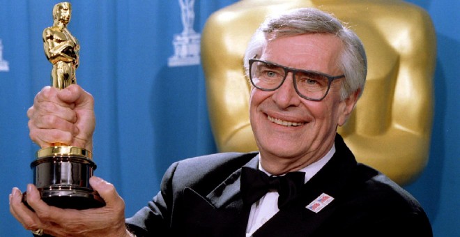 El actor Martin Landau muestra el Óscar que ganó como Mejor Actor de Reparto REUTERS/Blake Sell/File Photo