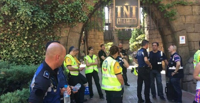 Fotografía facilitada por Emergencias del Ayuntamiento de Madrid que muestra las inmediaciones del lugar en el que un total de 33 personas, algunas de ellas menores de edad, han resultado heridas leves al chocar dos convoyes del Tren de la mina, una monta