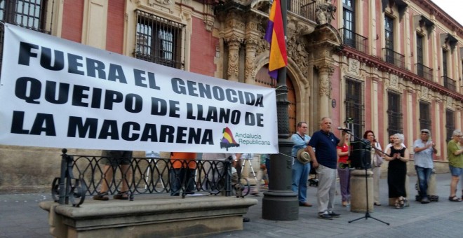 Concentración a las puertas del Palacio Arzobispal de Sevilla /Público