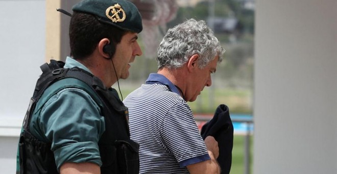 Villar, con un agente de la Guardia Civil en la sede de la RFEF. REUTERS/Juan Medina