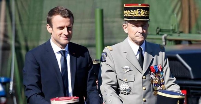Emmanuel Macron junto a Pierre de Villiers. REUTERS/Charles Platiau
