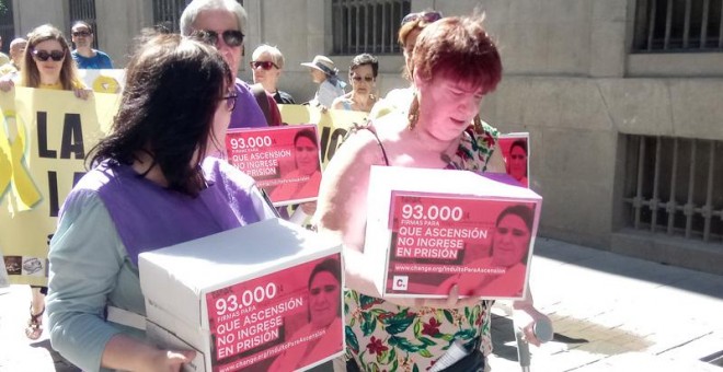 Ascensión López acude arropada por todas las asociaciones de bebés robados del Estado a presentar las más de 90.000 firmas que apoyan su indulto.- CEAQUA