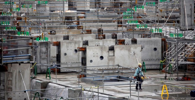 Un trabajador camina por la construcción del Nuevo Estadio Nacional para los Juegos Olímpicos y Paralímpicos de Tokio 2020 / Reuters
