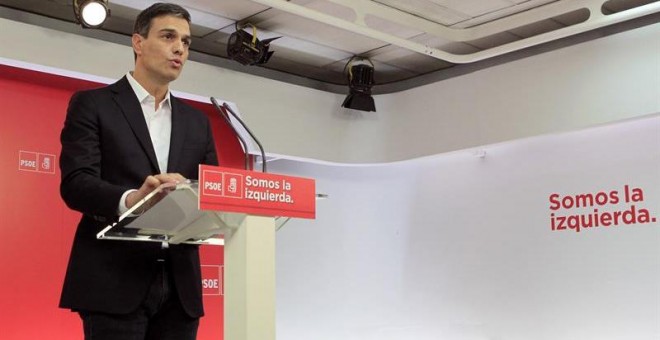 El secretario general del PSOE, Pedro Sánchez, durante la rueda de prensa que ofreció hoy tras la declaración del presidente del Gobierno, Mariano Rajoy, como testigo en el juicio por la primera época de la trama de corrupción Gürtel. EFE/Víctor Lerena