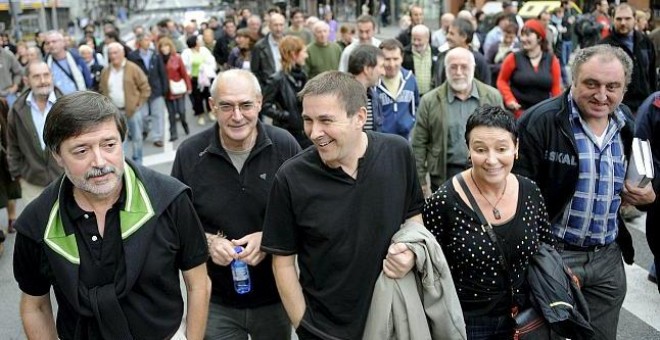 La abogada Jone Goirizelaia (2d), junto a los dirigentes abertzales Arnaldo Otegui (c) o Rafa Díez Usabiaga (i), entre otros; en una manifestación por la independencia del País Vasco /EFE