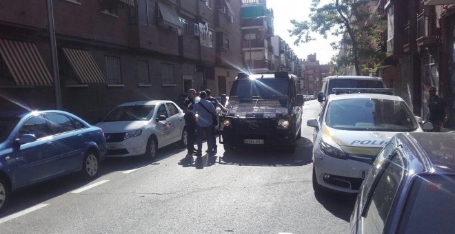 La Policía en la casa de la familia desahuciada esta mañana en Carabanchel. /ASAMBLEA DE CARABANCHEL