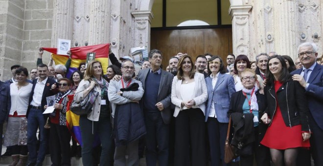 Foto de familia en el Parlamento de Andalucía tras la aprobación de la Ley de Memoria Democrática. EFE