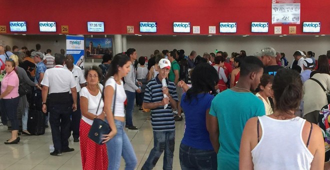 Al aeropuerto de La Habana llegan 19 vuelos semanales de Madrid, por lo que sobran capacidades para enviar turistas cubanos a España. /Raquel Perez