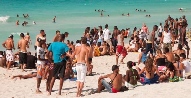 Durante el verano las autoridades aumentan el transporte público hacia las playas se llenan de nacionales. /Raquel Perez