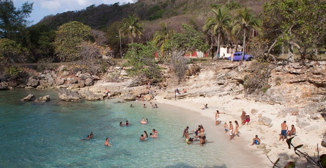 Cientos de miles de cubanos de bajos ingresos acuden los veranos a los campismos populares, como Puerto Escondido, donde una cabaña para 4 personas cuesta apenas 1 euro la noche. /Raquel Perez