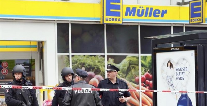 La policía monta guardia frente a un supermercado en Hamburgo (Alemania) hoy, 28 de julio de 2017 en donde, según fuentes policiales, un hombre ha atacado a cuchilladas a varias personas. Una persona ha fallecido y varias resultaron heridas. El sospechoso