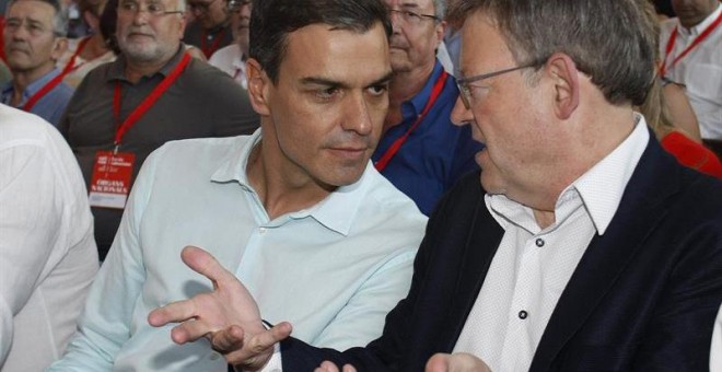 El secretario general del PSOE, Pedro Sánchez (i) y el líder de los socialistas valencianos, Ximo Puig, durante la inauguración del congreso del PSPV-PSOE, que se celebra hasta el domingo en Elche. EFE/Morell