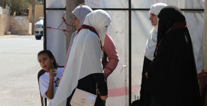 Mujeres jordanas se reúnen fuera de un centro electoral en Amman, Jordania, durante las elecciones legislativas de septiembre de 2016 /AFP (Khalil Mazraawi)