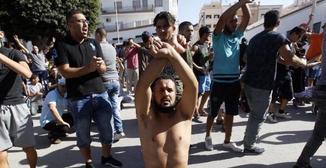 Varios activistas se manifiestan contra el abandono del régimen marroquí a la región norteña del Rif, en Alhucemas.- AFP