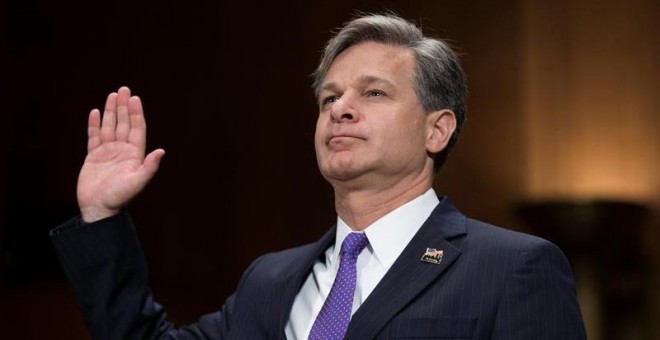 Imagen de archivo de Christopher Wray mientras jura antes de testificar ante el Comité Judicial del Senado durante su primera audiencia de nominación como próximo director del FBI, en el Capitolio. EFE/Michael Reynolds