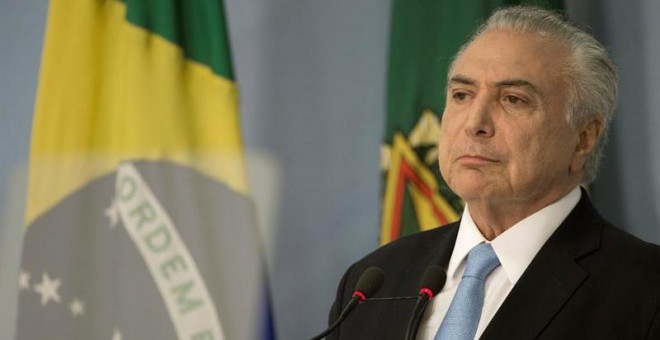 El presidente de Brasil, Michel Temer, habla sobre el archivo del proceso de corrupción que tramitaba en la Cámara de los Diputados. EFE/Joédson Alves