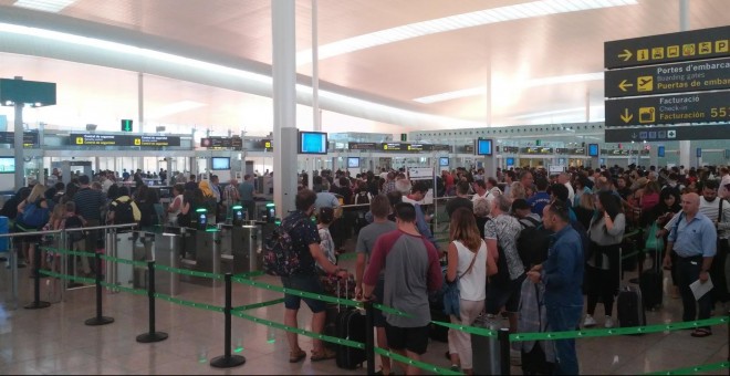 Colas en el control de pasajeros en el Aeropuerto de El Prat de Barcelona. E.P.