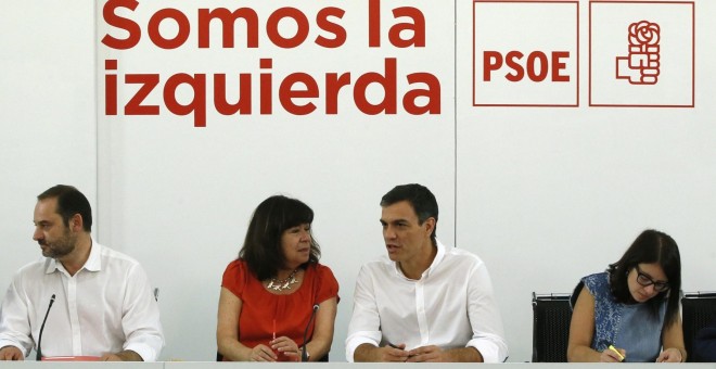 El secretario general del PSOE, Pedro Sánchez (3d), conversa con la presidenta del partido, Cristina Narbona, en la reunión de la Ejecutiva Federal del partido. Con ellos el responsable de Política Federal, Patxi López, el secretario de Organización, José