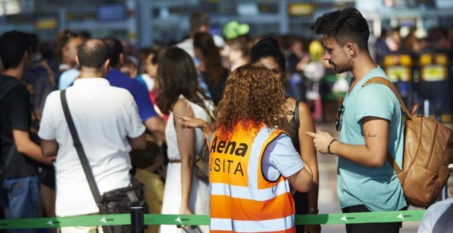 La situación en los accesos de seguridad del Aeropuerto de Barcelona es a estas horas de práctica normalidad, con colas máximas de unos veinte minutos, a pesar de que entre las 16:30 y las 17:30 horas los vigilantes de la empresa Eulen, encargada de este