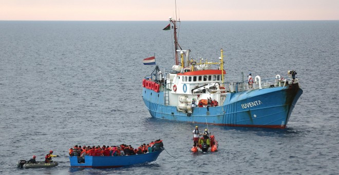 Migrantes son rescatados en las costas de Libia.REUTERS/Stefano Rellandini