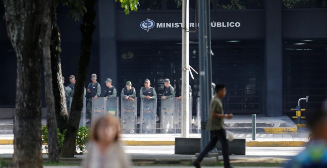 Miembros de la Guardia Nacional Bolivariana apostados en la sede principal del Ministerio Público.- REUTERS/Andres Martinez Casares