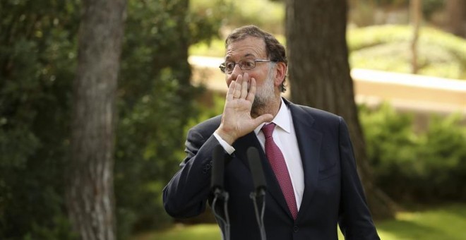 El presidente del Gobierno, Mariano Rajoy, momentos antes de la rueda de prensa que ha ofrecido hoy tras su tradicional despacho de verano con el rey Felipe VI, en el Palacio de Marivent.- EFE/Ballesteros