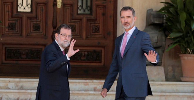 El rey Felipe VI y el presidente del Gobierno, Mariano Rajoy, antes de su tradicional despacho de verano en el Palacio de Marivent. REUTERS/Enrique Calvo