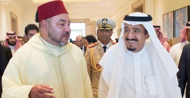 El rey de Marruecos, Mohamed VI (d) junto al rey saudí en una recepción oficial en el palacio de verano en Marruecos del segundo.