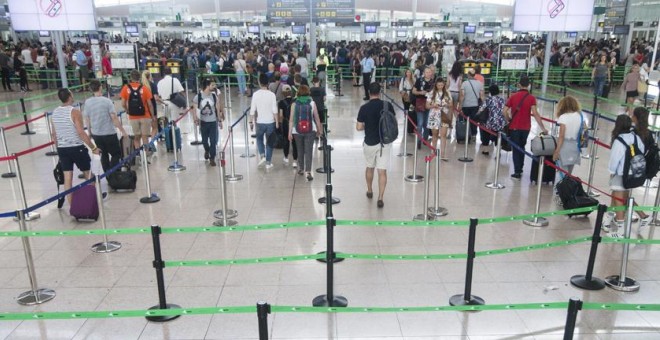 Vista de los accesos al control de seguridad del Aeropuerto de Barcelona-El Prat durante los paros del lunes. EFE/Quique García