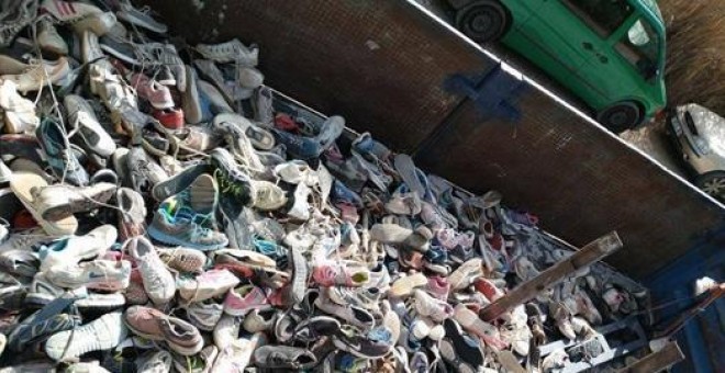 Las miles de zapatillas retiradas sobre el cauce del río Chíllar, en Nerja (Málaga).- AYTO DE NERJA)