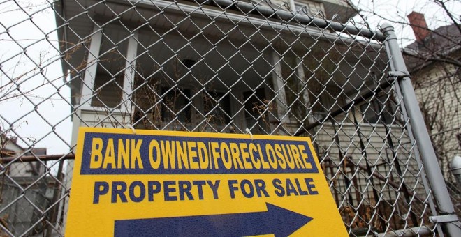 Cartel de una vivienda desahuciada por un banco en la localidad de Bridgeport, en el Estado de Connecticut. AFP/Spencer Platt