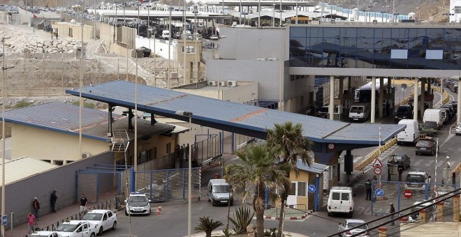 Imagen de la frontera del Tarajal, que separa Ceuta de Marruecos. EFE