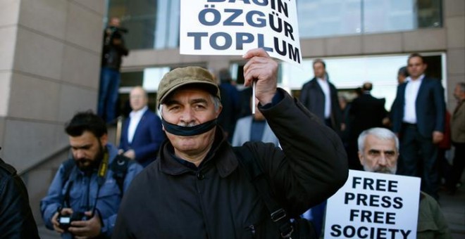 Imagen de archivo de una protesta reclamando liberta de prensa en frente del Palacio de Justicia de Estambul / REUTERS