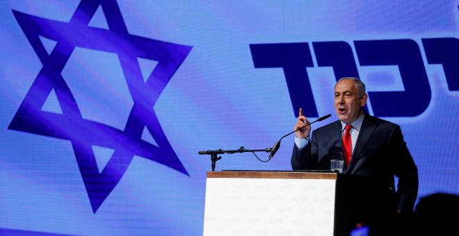 El primer ministro israelí, Benjamín Netanyahu, habla en un cónclave del Likud el 9 de agosto de 2017 REUTERS/Amir Cohen
