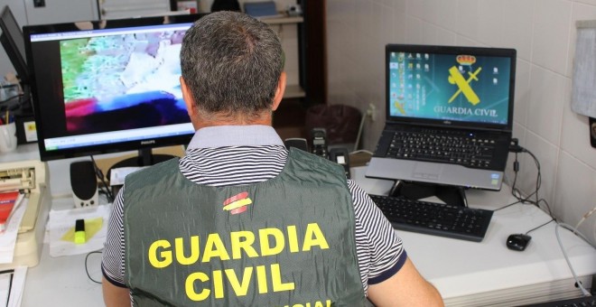 Un agente de la Guardia Civil inspecciona archivos en un ordenador EUROPA PRESS/GUARDIA CIVIL