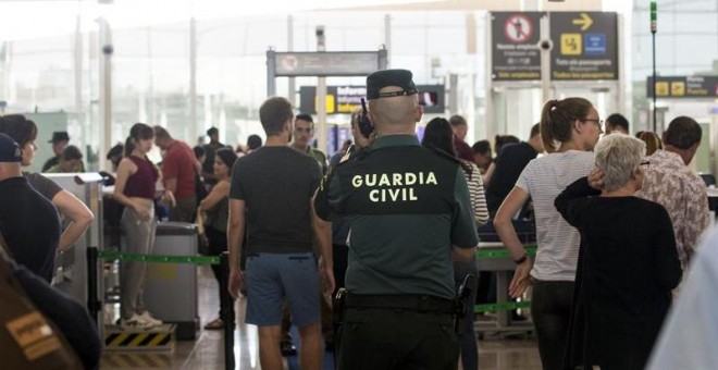 Guardia Civil en el aeropuerto de El Prat. / EFE