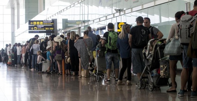 El aeropuerto de Barcelona-El Prat ha vuelto a registrar colas de hasta una hora en los controles de seguridad, especialmente a primera hora de la mañana, a causa de la huelga que llevan a cabo los trabajadores de Eulen. EFE/Quique García