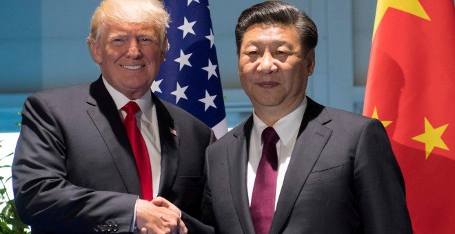 El presidente de EEUU, Donald Trump, y el de China, Xi Jinping, se saludan en la cumbre del G-20 (R) de Hamburgo. REUTERS/Saul Loeb