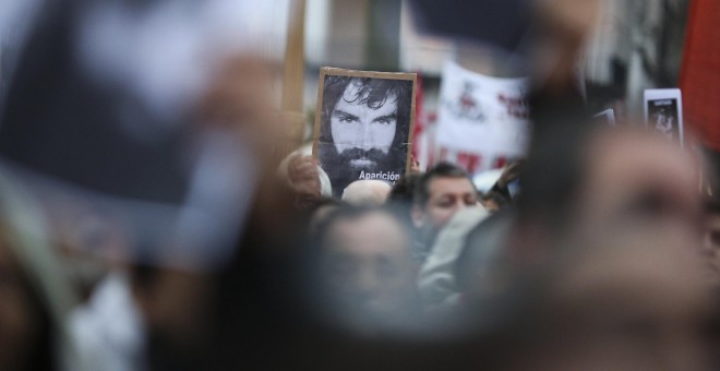 Miles de personas participan en una concentración en la Plaza de Mayo de Buenos Aires (Argentina)para pedir la aparición con vida del joven activista Santiago Maldonado, desaparecido tras la represión policial durante una protesta de una comunidad indígen