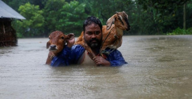 Al menos 600 turistas atrapados por las inundaciones en Nepal. EFE/EPA/NARENDRA SHRESTHA